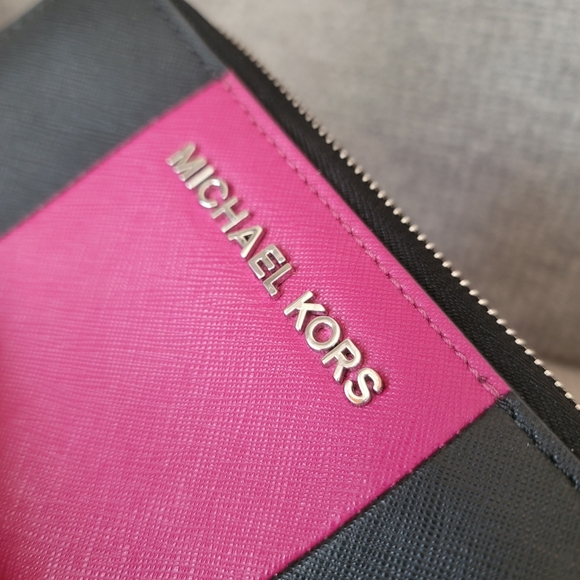 Michael Kors Jet Set Center Stripe Leather Wallet - Picture 2 of 11